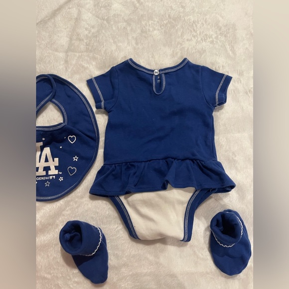 L.A Dodgers Baby Girl Onesie Bib & Booties - Picture 9 of 9